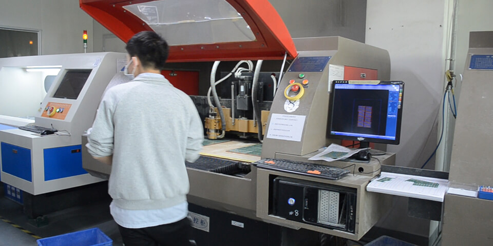 The first step in FPC manufacturing involves hole drilling, as shown in this image. For double-sided FPCs, CNC drilling with a diameter of 0.15mm is used, while laser drilling with a diameter of 0.1mm is employed.
