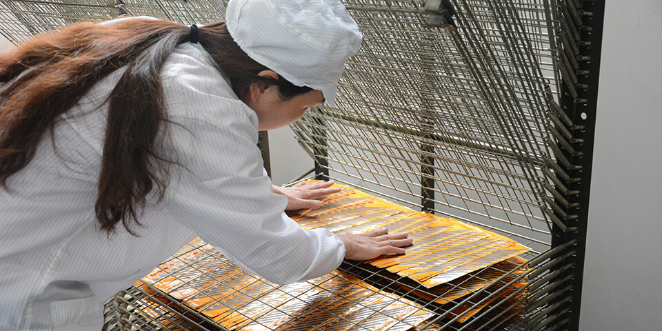 In the workshop production line, boards are stacked in an orderly manner according to the prescribed procedure. After each process is completed, the boards are hung for a certain period of time to observe their appearance.