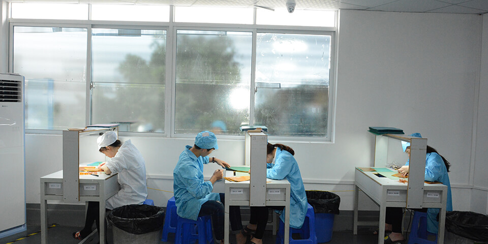 After conducting inspections on various machines and equipment, the Mondo factory also carries out manual inspections to ensure that only high-quality products are delivered to customers.